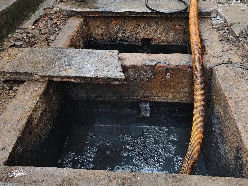 玄武门清理化粪池